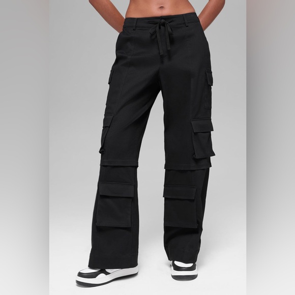 Alo Yoga Mid-Rise Scout Cargo Wide Leg Pant Black - Picture 3 of 14